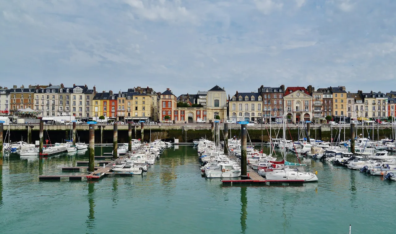 Le port de plaisance de Dieppe et les façades du quai Henri IV